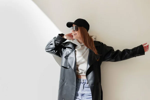Fashion Young Trendy Happiness Woman Hipster Vintage Sunglasses Cap Fashionable — 스톡 사진