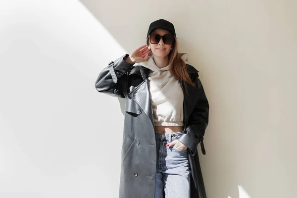 Beautiful Fashion Woman Model Cap Trendy Sunglasses Fashionable Leather Coat — Fotografia de Stock