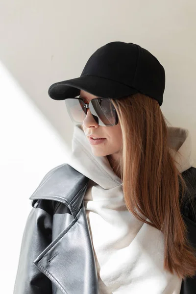 Fashion Street Beauty Woman Hipster Sunglasses Black Hat Leather Jacket — Stockfoto