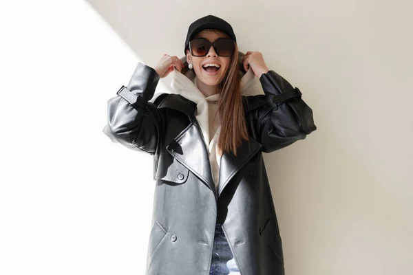 Happiness Young Beautiful Fashion Woman Hipster Happy Emotions Trendy Sunglasses — Φωτογραφία Αρχείου