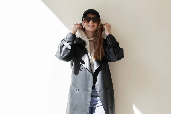 Happiness Young Beautiful Fashionable Woman Hipster Smile Trendy Sunglasses Cap — 스톡 사진