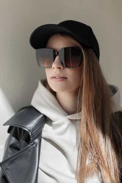 Beautiful Woman Hipster Model Cap Sunglasses Casual Urban Autumn Clothes — Stock Fotó