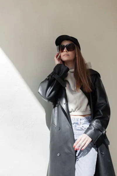 Fashion Pretty Woman Hipster Sunglasses Black Mock Cap Leather Black — 스톡 사진