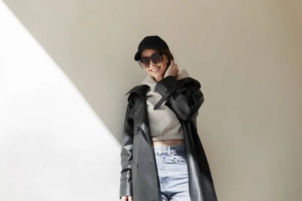 Trendy Fashionable Happy Beautiful Young Girl Smile Cool Sunglasses Black — 스톡 사진