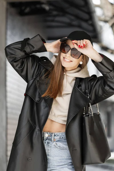 Happy Beautiful Young Hipster Girl Smile Wearing Fashionable Clothes Leather — Fotografia de Stock