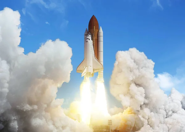New Space Shuttle Rocket Successfully Launches Takes Blue Sky — Stockfoto