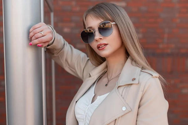 Female Fashion Portrait Beautiful Young Zoomer Girl Vintage Sunglasses White — Photo