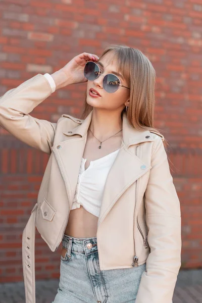 Stylish Beautiful Zoomer Girl Fashionable Clothes Leather White Jacket Top — Foto de Stock