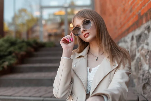 Beautiful Fashion Urban Woman Model Leather White Jacket Wears Vintage — Foto Stock