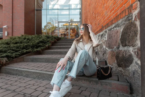 Стильная Красивая Городская Девушка Модных Солнцезащитных Очках Модной Кожаной Куртке — стоковое фото