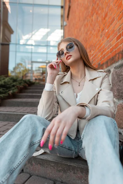 Fashionable Young Pretty Woman Hipster Wears Trendy Sunglasses Leather Jacket — Foto de Stock