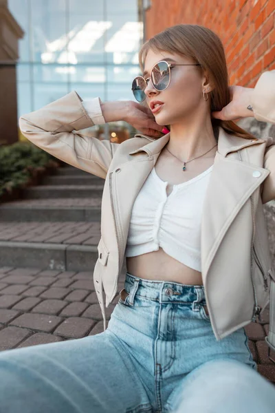 Glamorous Beautiful Young Woman Model Cool Trendy Sunglasses Fashion Urban — 스톡 사진