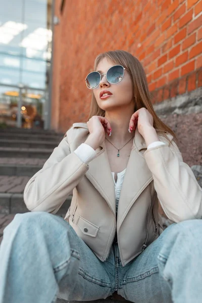 Stylish Beautiful Young Zoomer Model Woman Cool Vintage Sunglasses Leather — Foto de Stock