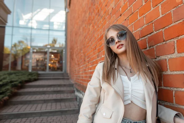 Stylish Beautiful Young Hipster Fashionable Girl Sunglasses Fashion Leather Jacket — ストック写真