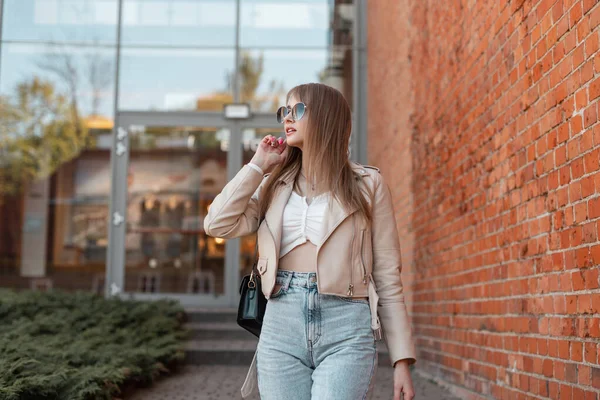 Beautiful Woman Leather Jacket Fashion Jeans Top Stylish Bag Walks — Stockfoto