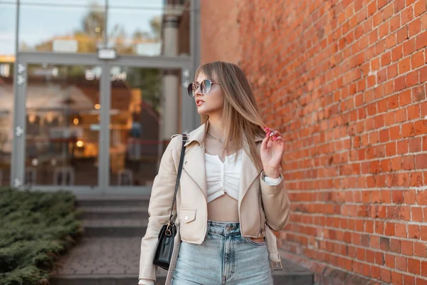 Street Beautiful Fashion Woman Sunglasses Leather Jacket Bag Jeans Walks — Fotografia de Stock