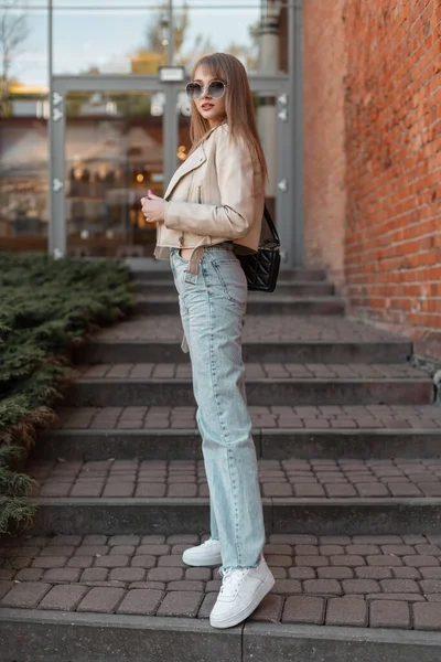 Stylish Beautiful Young Woman Trendy Sunglasses Fashionable Beige Leather Jacket — Fotografia de Stock