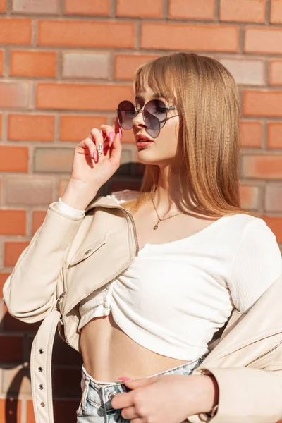 Trendy Summer Female Portrait Fashion Pretty Girl Wears Fashionable Sunglasses — Photo