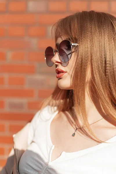 Women Glamorous Street Portrait Beautiful Stylish Girl Cool Sunglasses Fashionable — ストック写真
