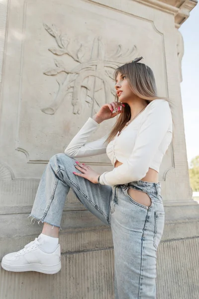 Fashionable Beautiful Girl Slender Body Fashion Casual Streetwear White Long — Zdjęcie stockowe