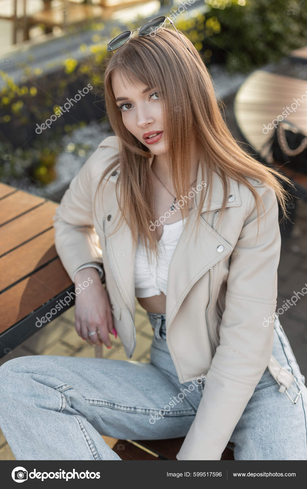 matron stykke had Fashion Fresh Pretty Woman Model Hairstyle Rock Stylish Leather Jacket —  Stock-foto © alonesdj #599517596