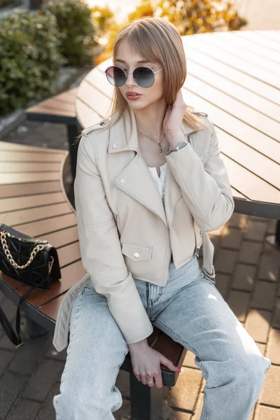 Fashionable Beautiful Young Hipster Girl Stylish Sunglasses Fashion Rock Outfit — Fotografia de Stock