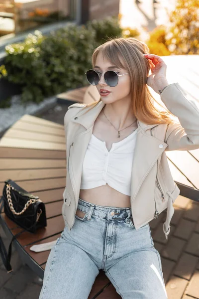 Hipster Beautiful Woman Model Stylish Sunglasses Rock Fashion Leather Jacket — Stock fotografie