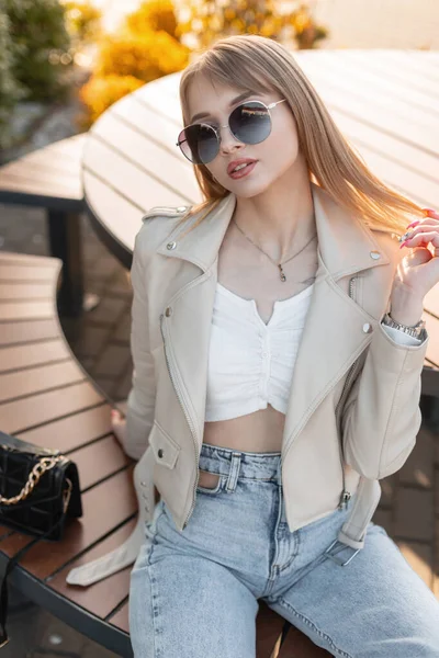 Cool Fashionable Beautiful Hipster Woman Stylish Sunglasses Wearing Fashionable Casual — 스톡 사진