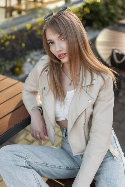 Fashion Fresh Pretty Woman Model Hairstyle Rock Stylish Leather Jacket — Stockfoto
