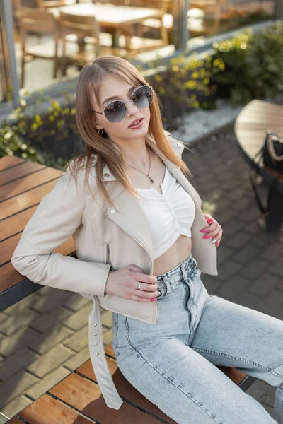 Stylish Hipster Girl Fashion Sunglasses Trendy Rock Leather Jacket White — ストック写真