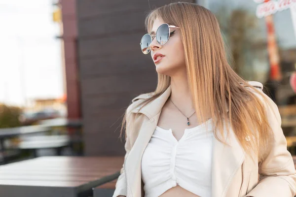 Street Fashion Portrait Trendy Beautiful Young Woman Hipster Stylish Sunglasses — Fotografia de Stock