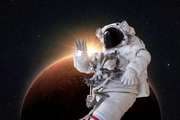 Успішний Астронавт Космічному Костюмі Вирівнює Космосі Досліджує Дивовижну Червону Планету — стокове фото