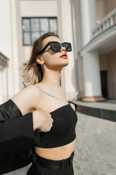 Стильная Красивая Девушка Модными Черными Солнцезащитными Очками Модной Одежде Топом — стоковое фото