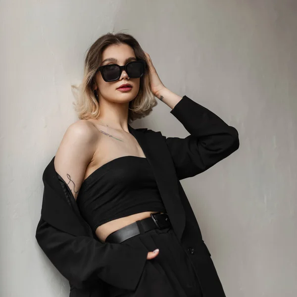 Fashionable Young Beautiful Woman Cool Modern Sunglasses Short Hair Business — Stockfoto