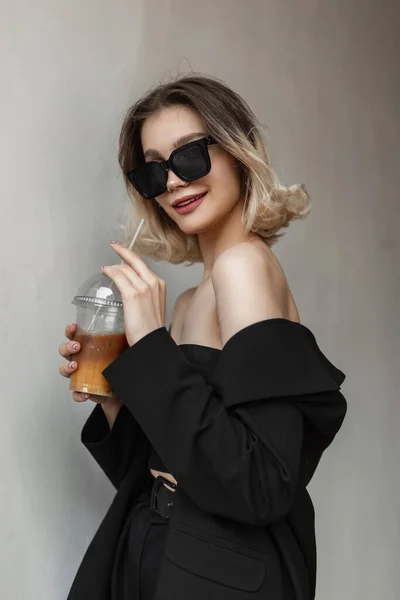 Cool Fashionable Beautiful Young Happy Woman Model Modern Sunglasses Stylish — Zdjęcie stockowe