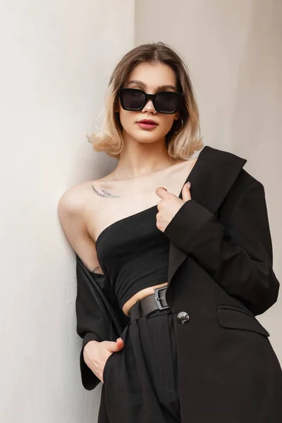 Стильна Красива Молода Жінка Модними Сучасними Сонцезахисними Окулярами Модному Чорному — стокове фото