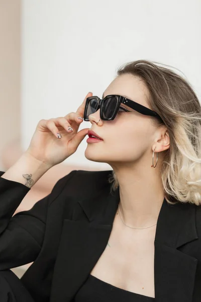 Fashionable Young Business Elegant Woman Model Trendy Modern Sunglasses Black — 图库照片