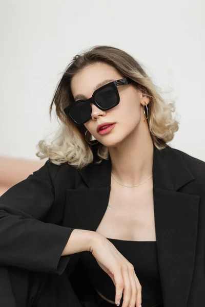 Vogue Elegant Business Fashion Beauty Woman Fashionable Sunglasses Black Outfit — Stockfoto