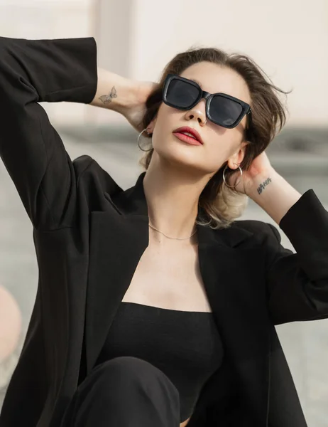 Fashionable Beautiful Young Woman Cool Fashionable Sunglasses Stylish Black Elegant — Stockfoto