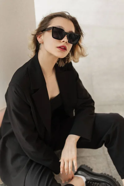 Fashionable Young Woman Model Black Elegance Business Clothes Blazer Sunglasses — ストック写真