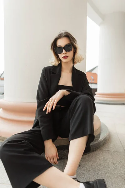 Fashionable Young Beautiful Business Woman Model Trendy Modern Sunglasses Black — 图库照片