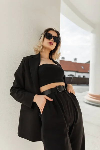 Μοντέρνο Κομψό Trendy Όμορφο Γυναικείο Μοντέλο Μοντέρνα Γυαλιά Ηλίου Μαύρο — Φωτογραφία Αρχείου