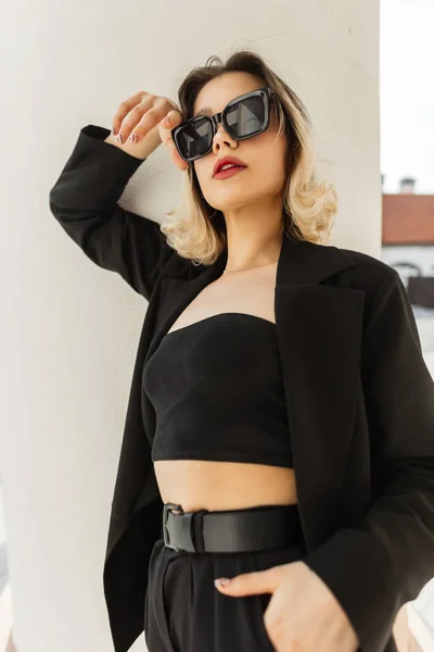 Fashionable Pretty Elegant Business Girl Fashionable Black Clothes Wears Sunglasses — Zdjęcie stockowe