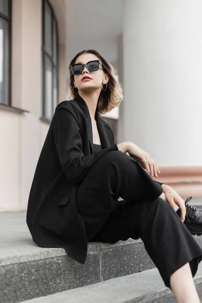 Trendy Fashionable Young Woman Model Sunglasses Business Elegant Clothes Black — Stockfoto