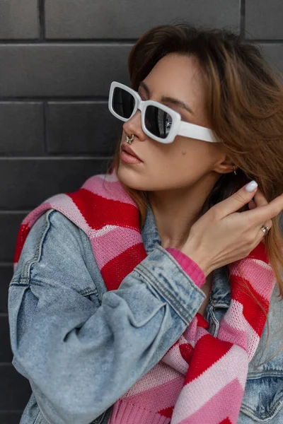 Moda Jovem Mulher Bonita Hipster Com Óculos Sol Brancos Frescos — Fotografia de Stock