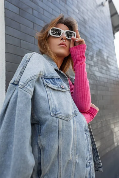 Модна Руда Красуня Модель Жінки Синьою Модною Джинсовою Курткою Рожевому — стокове фото