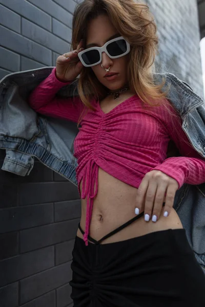 Sexig Mode Vacker Hipster Rödhårig Kvinna Snygga Streetwear Med Rosa — Stockfoto