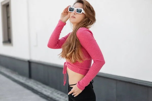 Coole Stylische Junge Hipsterfrau Einem Modisch Gestrickten Rosafarbenen Crop Top — Stockfoto