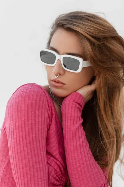 Stylowy Świeży Portret Pięknej Młodej Rudej Modelki Fajnymi Białymi Okularami — Zdjęcie stockowe