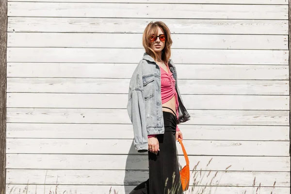 Elegante Hermosa Mujer Joven Con Gafas Sol Naranjas Una Chaqueta — Foto de Stock